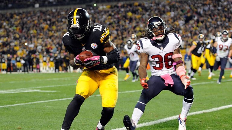 Le'Veon Bell of the Pittsburgh Steelers catches a pass in the second quarter thrown by Ben Roethlisberger