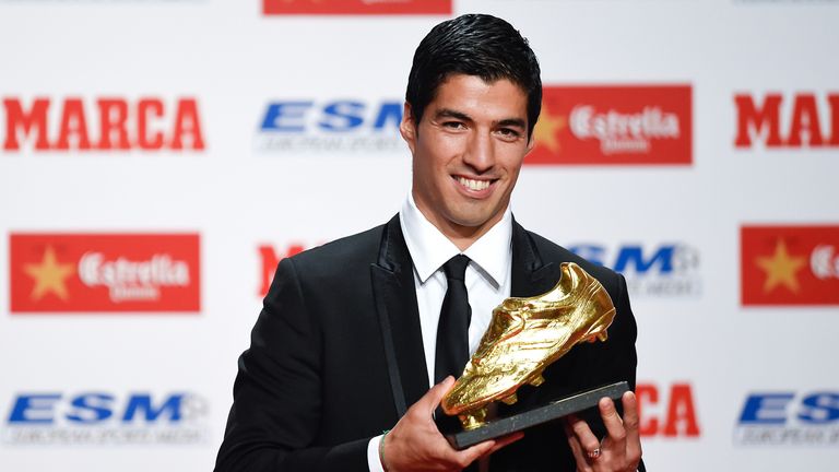 Luis Suarez of FC Barcelona poses with the Golden Boot Trophy 