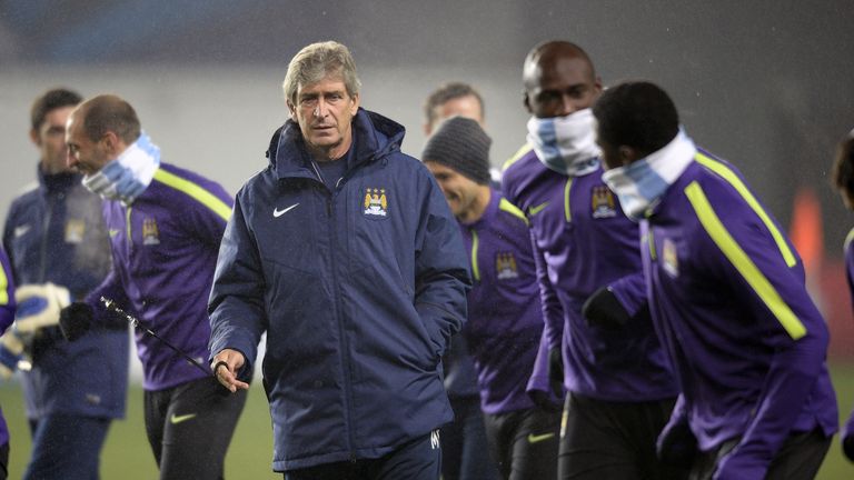 Manuel Pellegrini (C) supervises training in Moscow on October 20, 2014, on the eve of a UEFA Champions League group E game for Manchester City v CSKA
