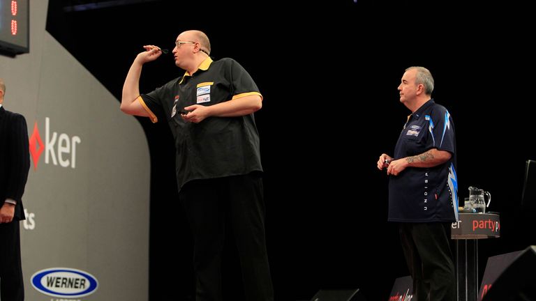 .ROUND 2.PHIL TAYLOR V ANDREW GILDING.ANDREW GILDING IN ACTION