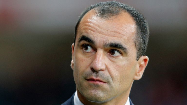 Roberto Martinez manager of Everton looks on prior to the UEFA Europa League Group H match between LOSC Lille and Everton