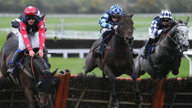 Roman Flight survives a mistake in the giftofracing.co.uk Conditional Jockeys' Handicap Hurdle