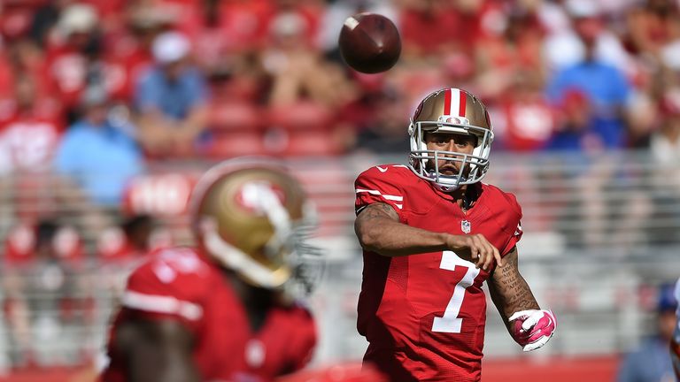 Colin Kaepernick of the San Francisco 49ers throws a pass to Frank Gore against the Kansas City Chiefs