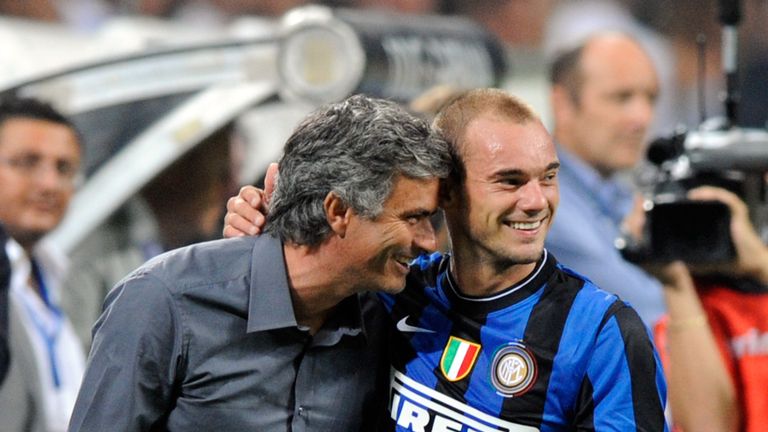 Jose Mourinho and Wesley Sneijder of Inter FC celebrate during the Serie A match between AC Milan and Inter Milan in 2009