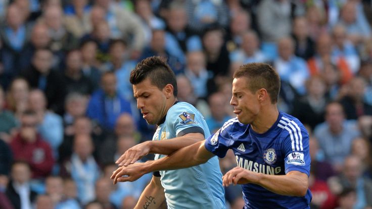 Chelsea's Spanish defender Cesar Azpilicueta (R) vies with Manchester City's Argentinian striker Sergio Aguero (L)