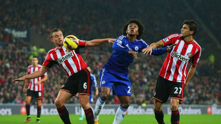 Willian of Chelsea battles with Lee Cattermole (L) and Santiago Vergini of Sunderland (R) during the Barclays Premier League match