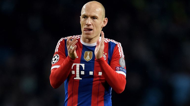 MANCHESTER, ENGLAND - NOVEMBER 25:  A dejected Arjen Robben of Bayern Muenchen applauds the travelling fans following his team's 3-2 defeat during the UEFA