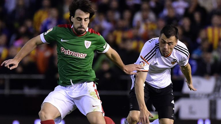 Athletic Bilbao's midfielder Benat (L) vies with Valencia's midfielder Javi Fuego 