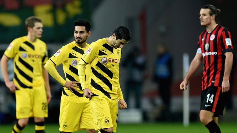 Borussia Dortmund players look dejected after the Bundesliga match between Eintracht Frankfurt and Borussia Dortmund