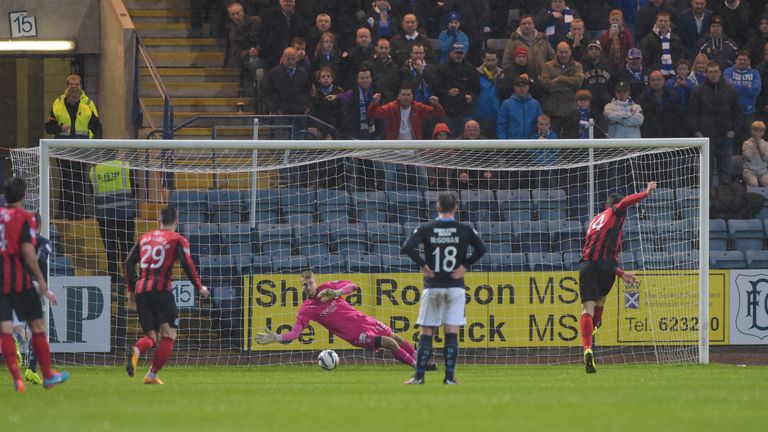 SCOTTISH PREMIERSHIP.DUNDEE V ST JOHNSTONE.DENS PARK - DUNDEE.St Johnstone's Brian Graham (right) gets one back for his side after slotting home a penalty 