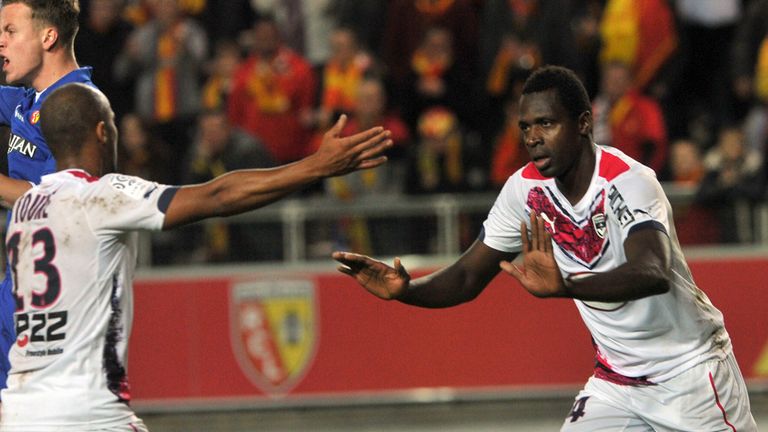 Bordeaux's Malian forward Cheick Diabate (R) celebrates with Bordeaux's French forward Thomas Toure (L) as Lens' 