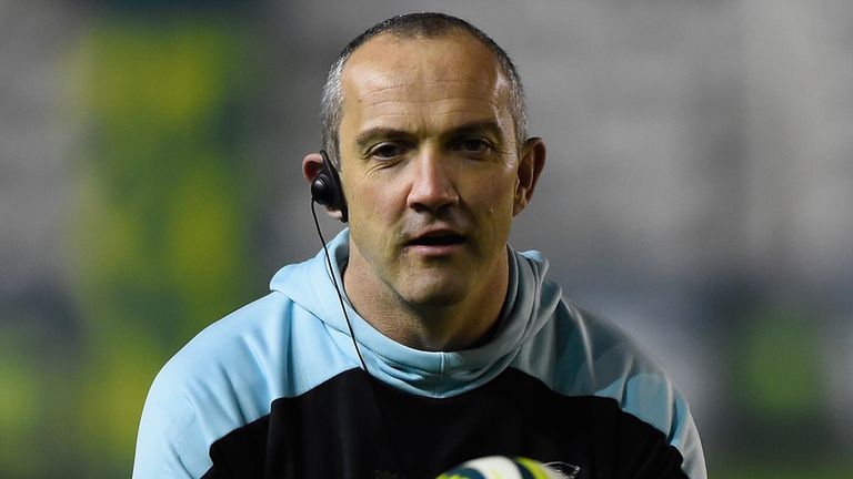  Harlequins coach Conor O'Shea joins in the pre match warm up ahead of the LV= Cup match between Harlequins and Newport Gwent Dragons