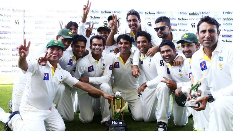 The Pakistan Team celebrate with the trophy after winning the series 2-0 against Australia