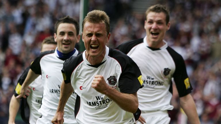 Deuchar (R) celebrating  Ryan McGuffie's s goal in the 2006 Scottish Cup Final
