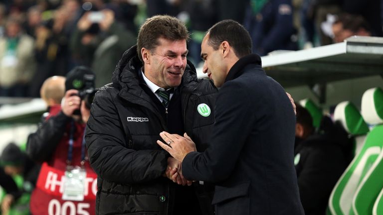 Wolfsburg head coach Dieter Hecking (L) shakes hands with Everton manager Roberto Martinez prior to the UEFA Europa League Group H football match