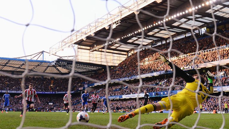 LONDON, ENGLAND - APRIL 19:  Fabio Borini (L) of Sunderland scores his sides second goal from the penalty spot past Mark Schwarzer the Chelsea goalkeeper d