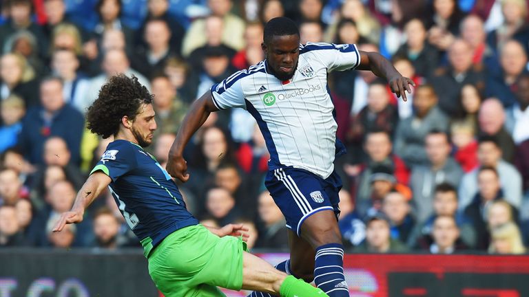 Fabricio Coloccini of Newcastle tackles Victor Anichebe