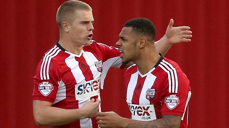Andre Gray of Brentford celebrates with Jake Bidwell 