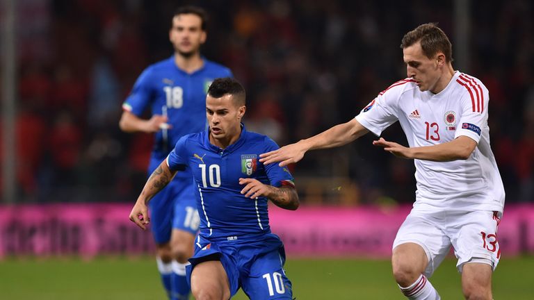 Sebastian Giovinco tries to make space for Italy