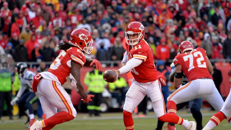 Alex Smith drops back to Jamaal Charles of the Kansas City Chiefs