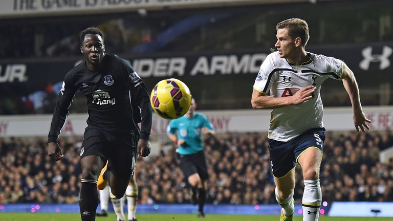 Tottenham defender Jan Vertonghen races Romelu Lukaku to the ball