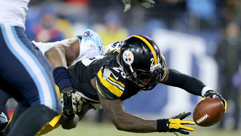 NASHVILLE, TN - NOVEMBER 17:  Le'Von Bell #26 of the Pittsburgh Steelers reaches for a touchdown during the game against the Tennessee Titans at LP Field o