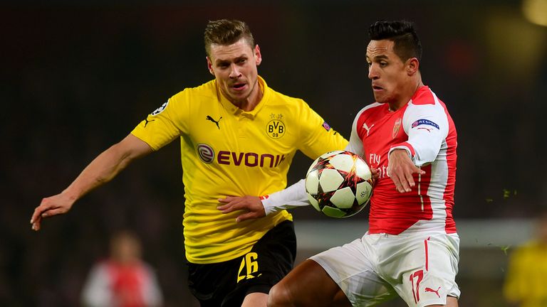 Lukasz Piszczek put Alexis Sanchez under pressure