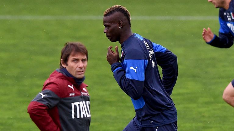 Mario Balotelli and Antonio Conte during Italy's training sessionn