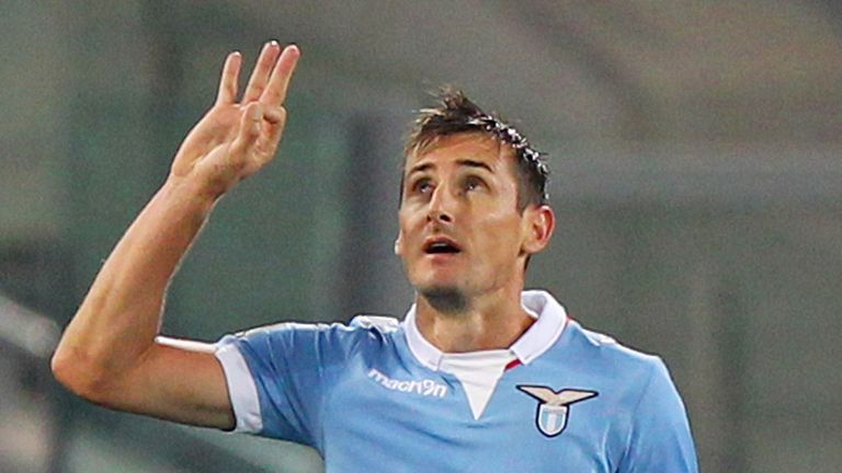 ROME, ITALY - NOVEMBER 03:  Miroslav Klose of SS Lazio celebrates after scoring the third goal during the Serie A match between SS Lazio and Cagliari Calci