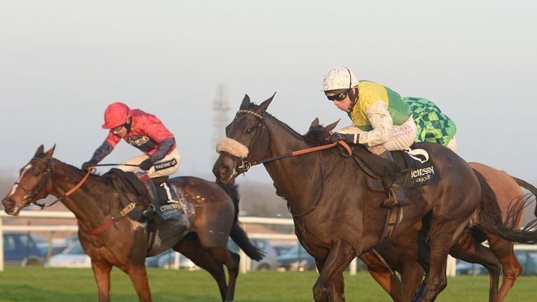 Many Clouds ridden by Leighton Aspell wins the Hennessy Gold Cup during The bet365 Hennessy Festival at Newbury Racecourse, Berkshire.