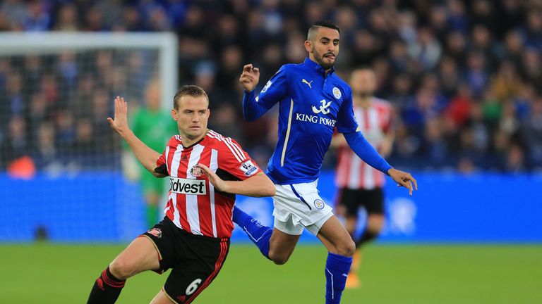 Riyad Mahrez tries to escape Lee Cattermole 