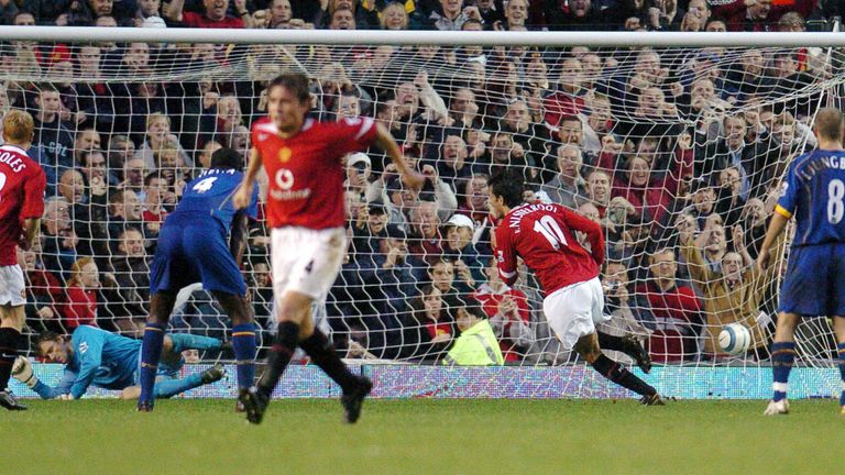MANCHESTER, UNITED KINGDOM:  Manchester United's Ruud Van Nistelrooy (2nd R) scores from a penalty kick against Arsenal as teammate Paul Scholes (L)and Ars