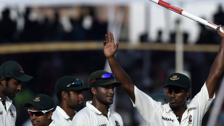Rubel Hossain (R) acknowledges the crowd as Shakib Al Hasan (2R) looks on after winning the second cricket Test match between Bangladesh and Zimbabwe