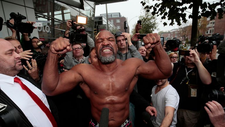 Shannon Briggs gate-crashes Wladimir Klitschko's public training session