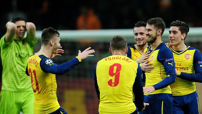 Arsenal's Aaron  Ramsey (2ndR) celebrates with teammates after scoring a goal