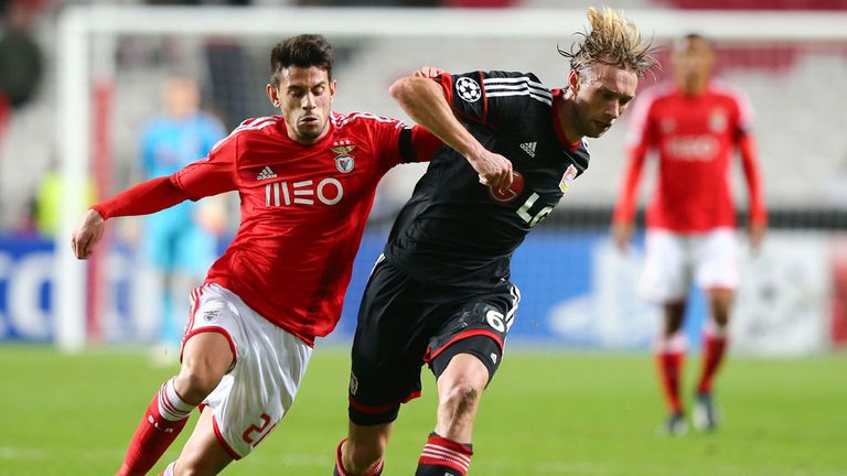 Simon Rolfes of Bayer Leverkusen is challenged by Pizzi of Benfica