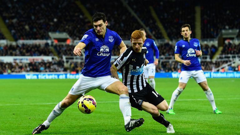 NEWCASTLE UPON TYNE, ENGLAND - DECEMBER 28:  Everton player Gareth Barry (l) challenges Jack Colback during the Barclays Premier League match between Newca