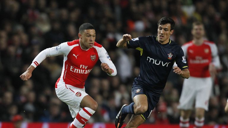 Arsenal's English midfielder Alex Oxlade-Chamberlain (L) vies with Southampton's English midfielder Jack Cork during the English Premier League football ma