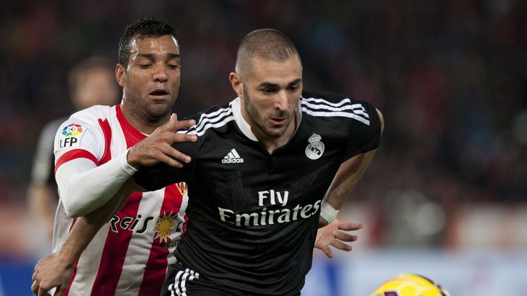 Karim Benzema keeps possession for Real Madrid