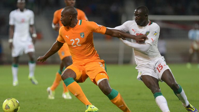 Ivory Coast's Souleymane Bomba (L)  vies with Senegal's Papiss Cisse (R)
