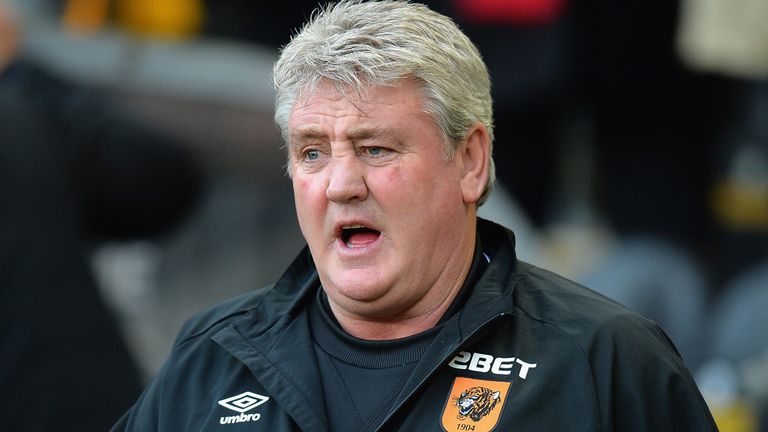 HULL, ENGLAND - DECEMBER 28:  Steve Bruce, Manager of Hull City during the Barclays Premier League match between Hull City and Leicester City at KC Stadium