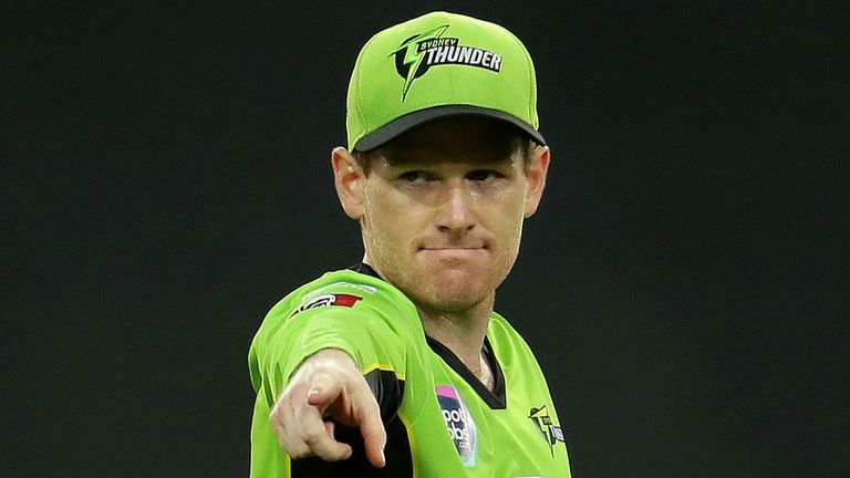 Eoin Morgan helps to set the field for Sydney Thunder