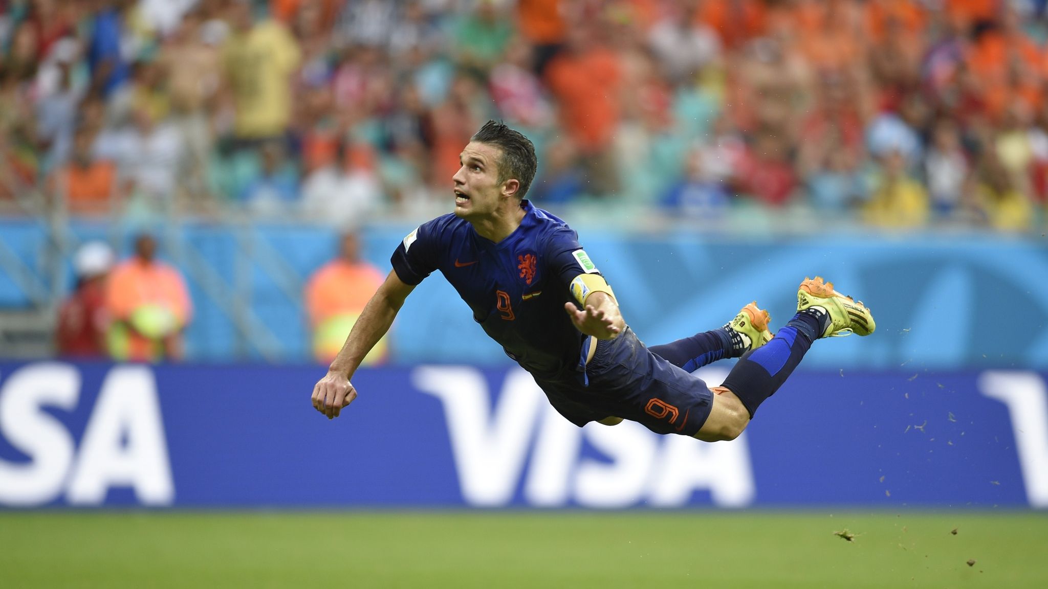 Ankle injury keeps Manchester United's Robin van Persie away from