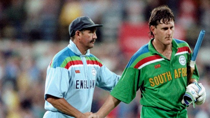 22 Mar 1992:  Graham Gooch of England sympathises with Brian McMillan of South Africa after their controversial win in the World Cup semi-final at the SCG 
