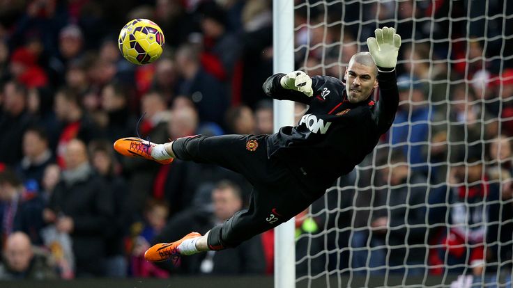 Attention turns to Old Trafford and Man Utd's latest signing, goalkeeper Victor Valdes. He takes part in the warm-up but is named on the bench.