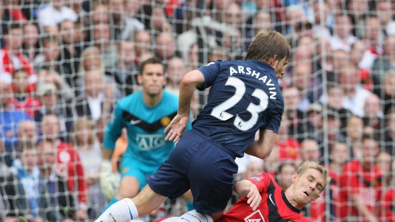 Darren Fletcher of Manchester United clashes with Andrey Arshavin of Arsenal during the FA Barclays Premier League match at Old Trafford on August 29 2009