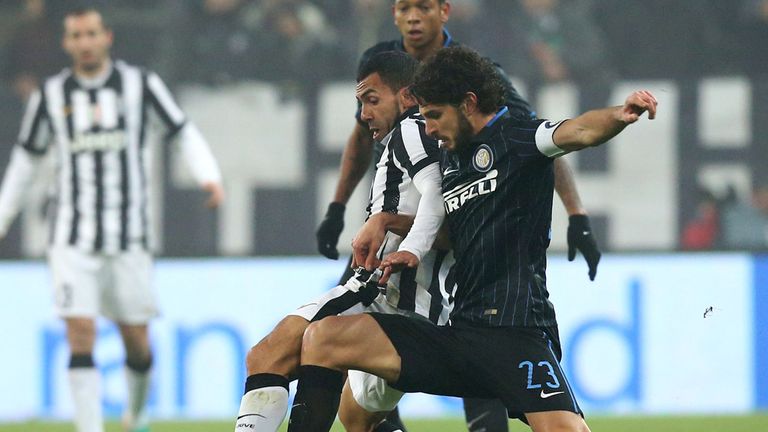 Juventus' Argentinian forward Alberto Carlos Tevez fights for the ball with Inter Milan's defender Andrea Ranocchia 