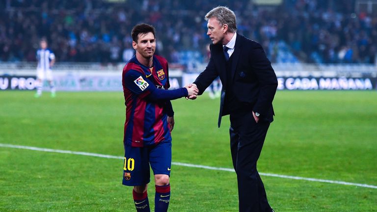 SAN SEBASTIAN, SPAIN - JANUARY 04:  Head coach David Moyes of Real Sociedad shakes hands with Lionel Messi of FC Barcelona at the end of the La Liga match 