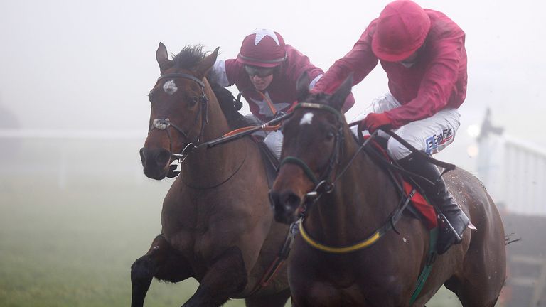 Dedigout (left) swoops late to beat Monksland in the Galmoy Hurdle at Gowran Park