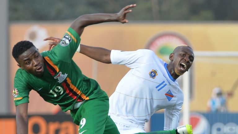 DR Congo Yannick Bolasie (R) vies with Zambia's Nathan Sinkala (L) during the 2015 African Cup of Nations group B football match 